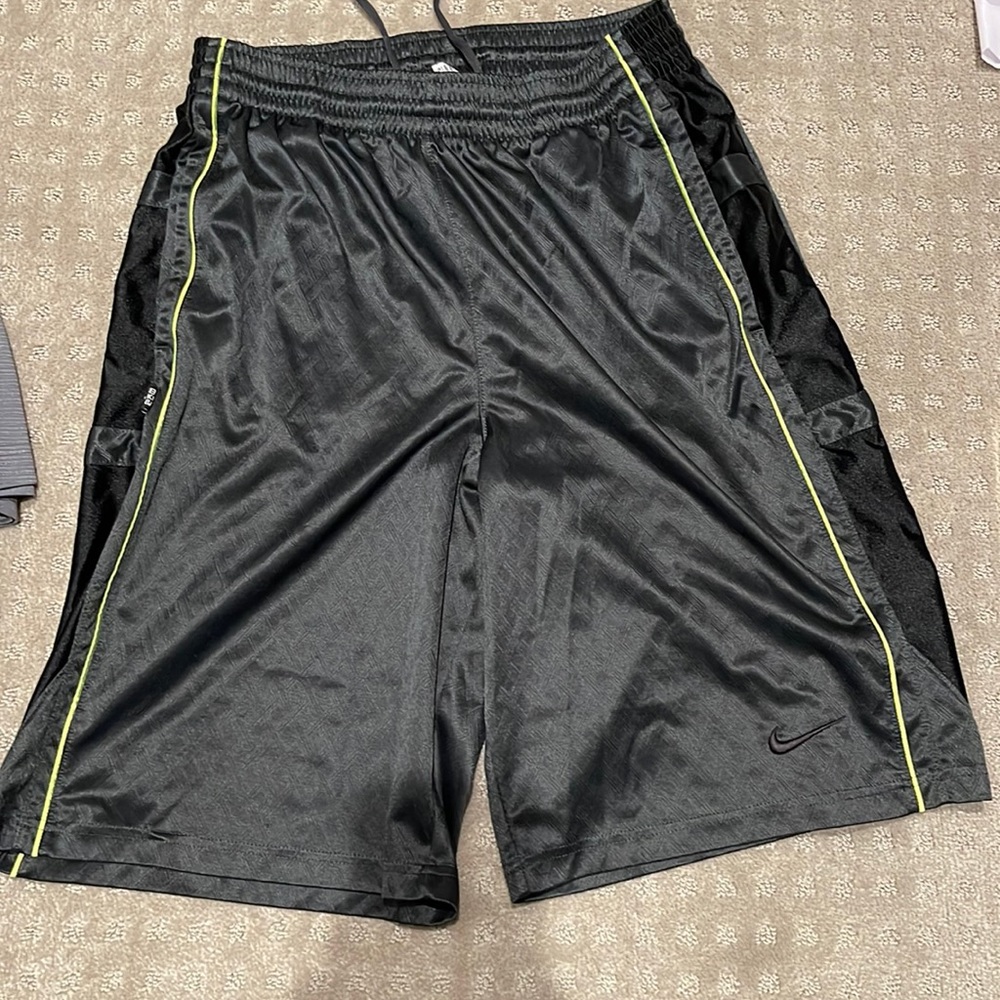 Men’s nike basketball shorts size medium